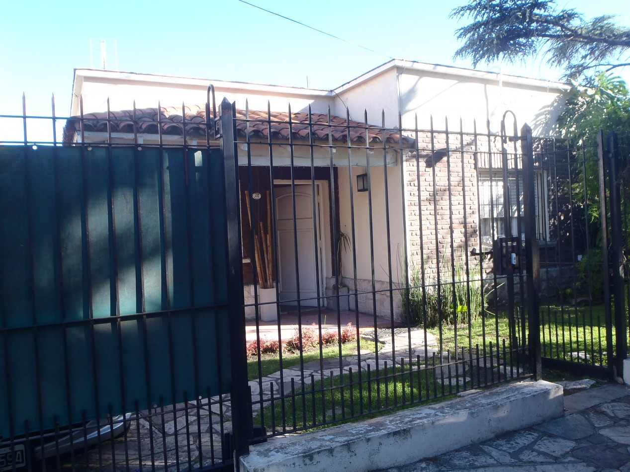 CASA EN VENTA EN ADROGUE, A MTS. DE AV. ESPORA - 3 DORMITORIOS