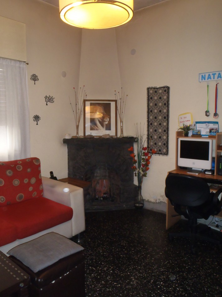 CASA EN VENTA EN ADROGUE, A MTS. DE AV. ESPORA - 3 DORMITORIOS