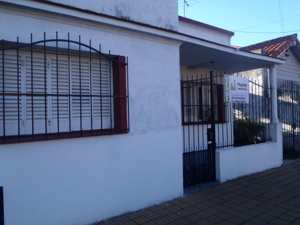 CASA EN VENTA , 2 DORMITORIOS, BERNAL 