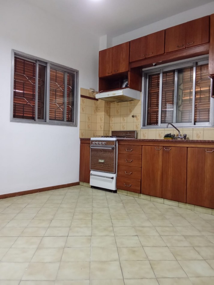 CASA EN BURZACO, ALQUILER, PROFESIONAL Y/O VIVIENDA.