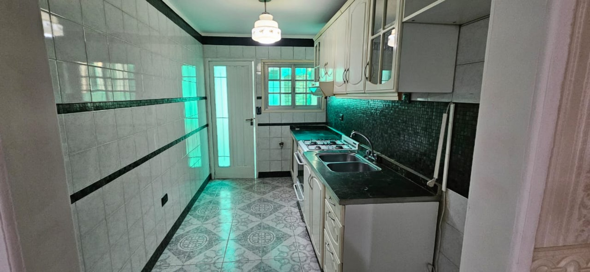 CHALET EN LANUS ESTE, 3 DORMITORIOS Y UN MONOAMBIENTE. APTO PARA 2 FAMILIAS