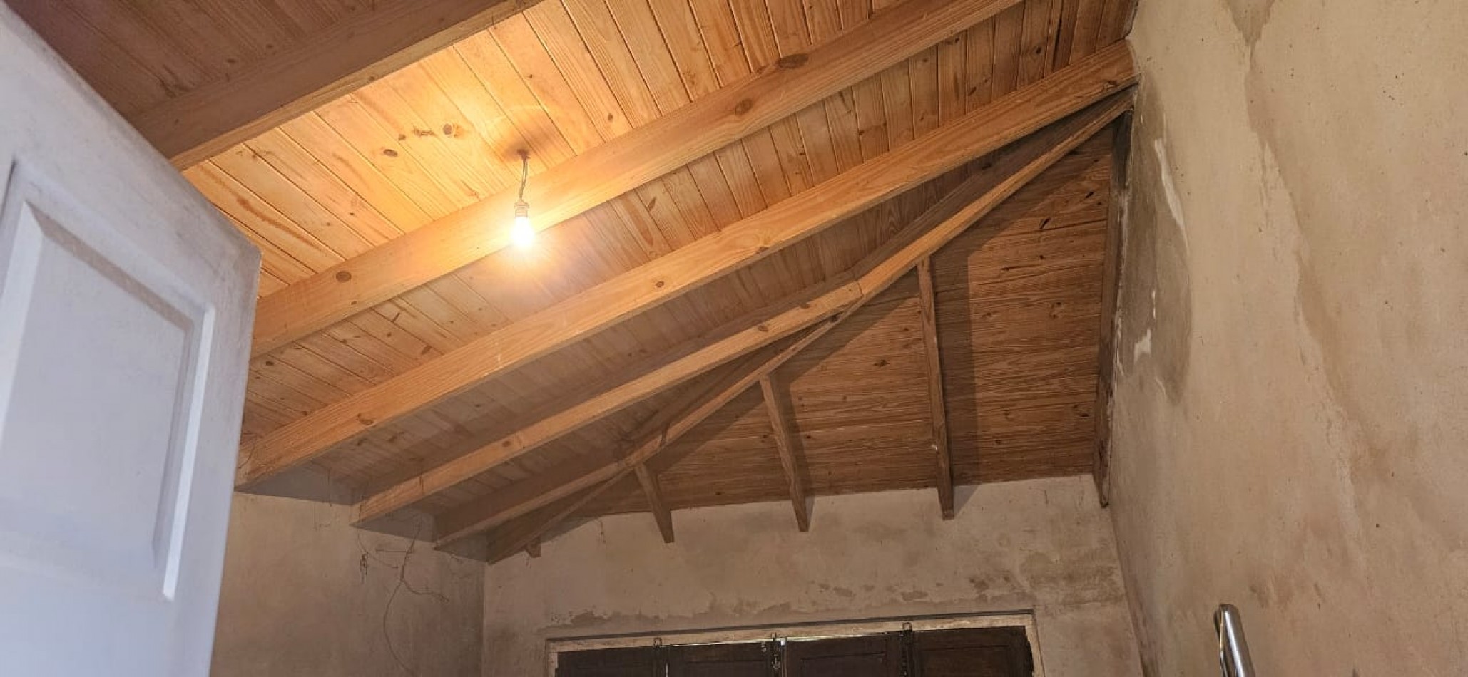 CHALET EN LANUS ESTE, 3 DORMITORIOS Y UN MONOAMBIENTE. APTO PARA 2 FAMILIAS