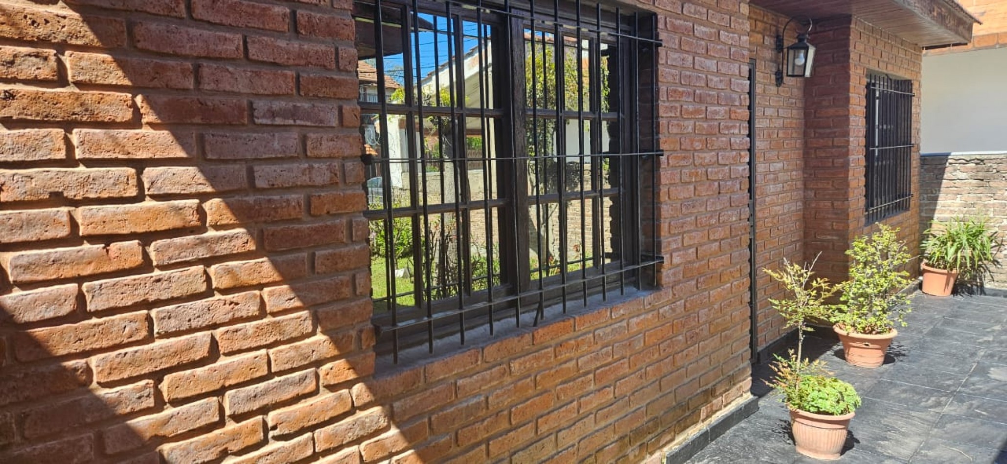 CHALET EN LANUS ESTE, 3 DORMITORIOS Y UN MONOAMBIENTE. APTO PARA 2 FAMILIAS