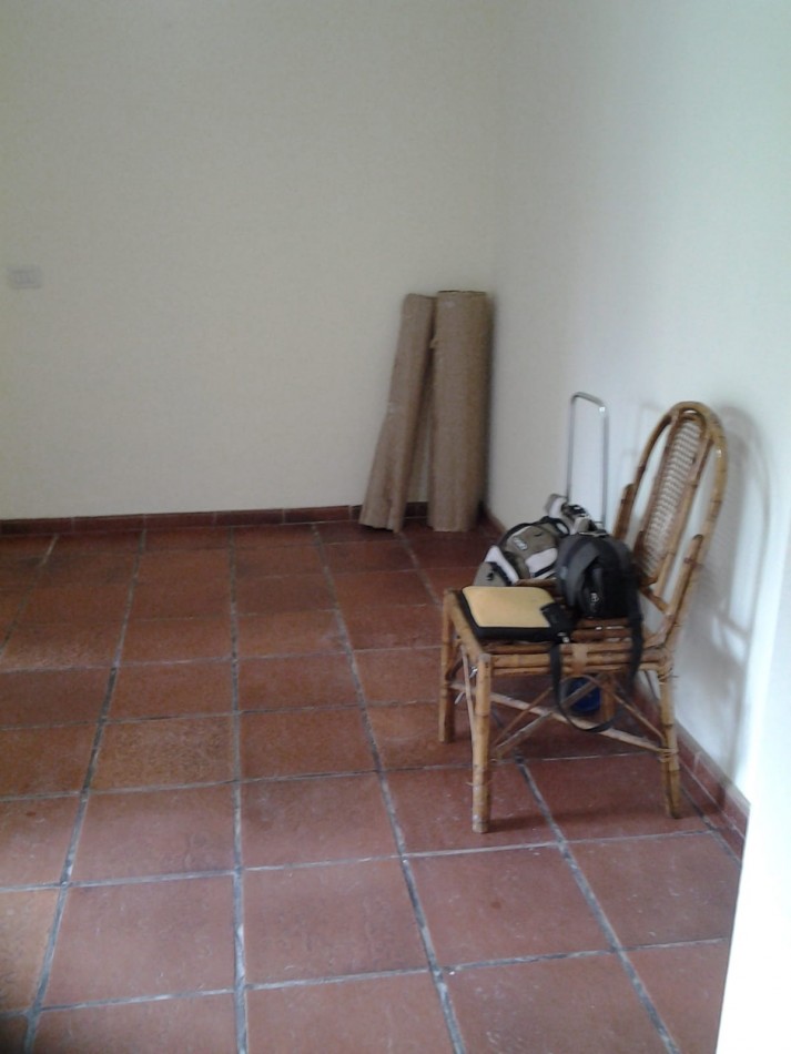 DEPARTAMENTO 2 AMBIENTES EN PH, PLANTA BAJA, CON AMPLIO PATIO, MUY LUMINOSO. FRENTE A LA ESTACION DE BANFIELD OESTE. ALQUILER