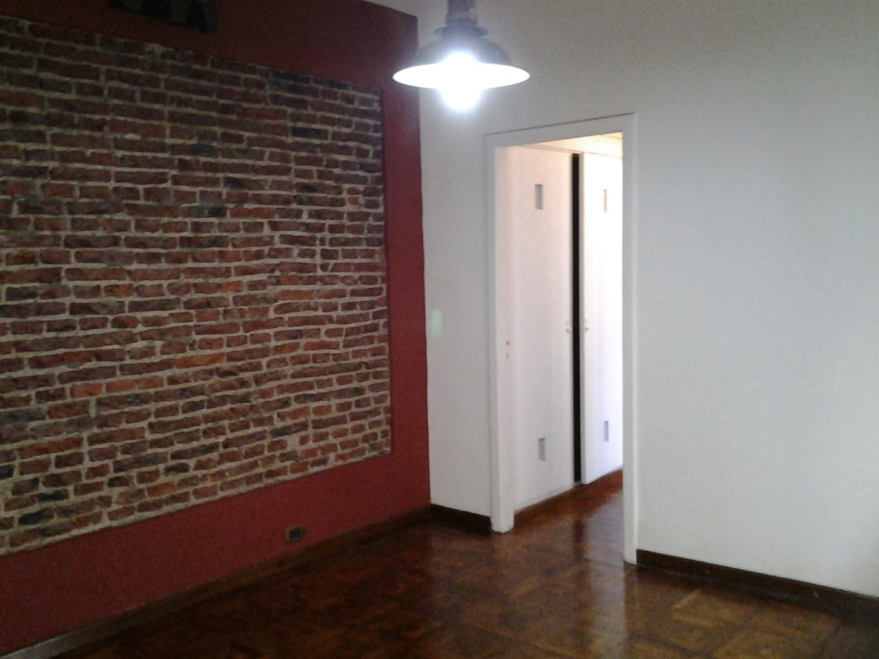 DEPARTAMENTO 2 AMBIENTES EN PH, PLANTA BAJA, CON AMPLIO PATIO, MUY LUMINOSO. FRENTE A LA ESTACION DE BANFIELD OESTE. ALQUILER