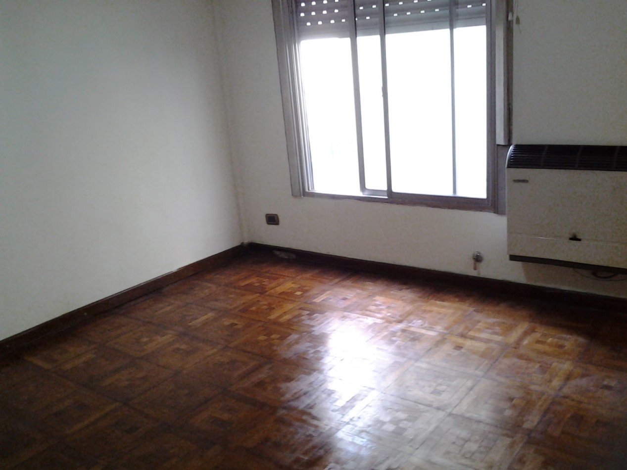 DEPARTAMENTO 2 AMBIENTES EN PH, PLANTA BAJA, CON AMPLIO PATIO, MUY LUMINOSO. FRENTE A LA ESTACION DE BANFIELD OESTE. ALQUILER