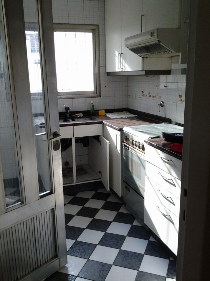 DEPARTAMENTO 2 AMBIENTES EN PH, PLANTA BAJA, CON AMPLIO PATIO, MUY LUMINOSO. FRENTE A LA ESTACION DE BANFIELD OESTE. ALQUILER