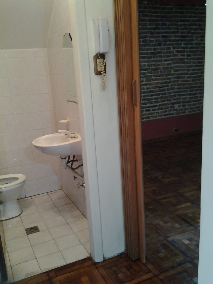 DEPARTAMENTO 2 AMBIENTES EN PH, PLANTA BAJA, CON AMPLIO PATIO, MUY LUMINOSO. FRENTE A LA ESTACION DE BANFIELD OESTE. ALQUILER