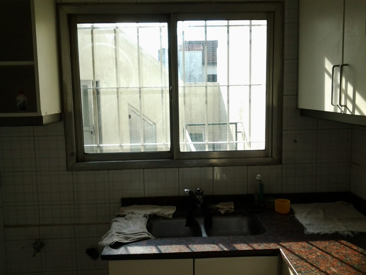 DEPARTAMENTO 2 AMBIENTES EN PH, PLANTA BAJA, CON AMPLIO PATIO, MUY LUMINOSO. FRENTE A LA ESTACION DE BANFIELD OESTE. ALQUILER