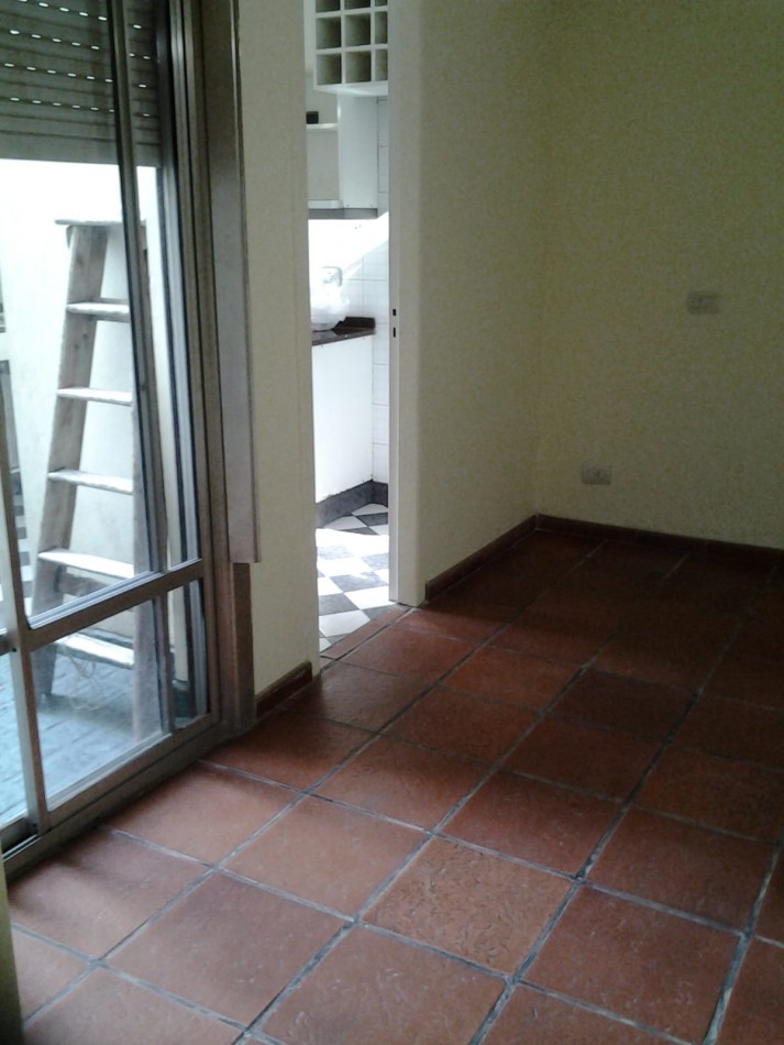 DEPARTAMENTO 2 AMBIENTES EN PH, PLANTA BAJA, CON AMPLIO PATIO, MUY LUMINOSO. FRENTE A LA ESTACION DE BANFIELD OESTE. ALQUILER