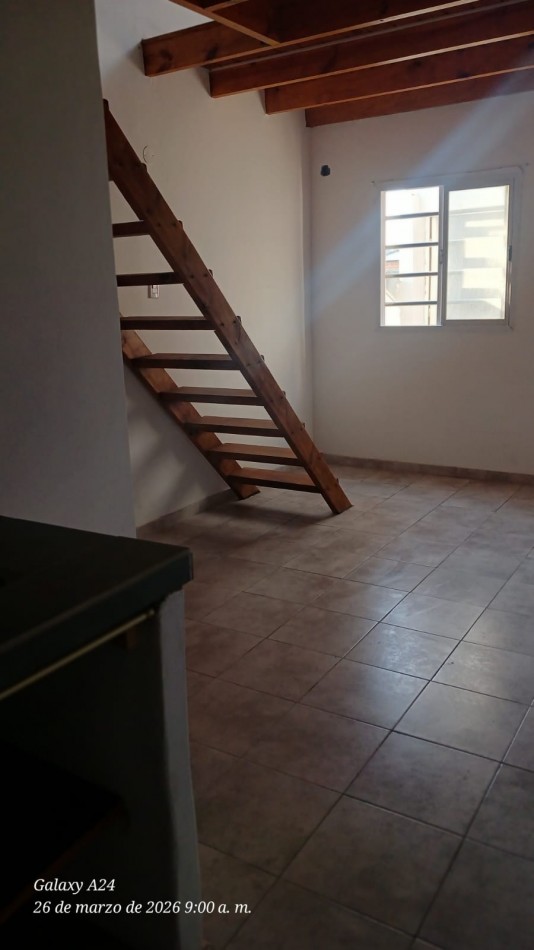 DEPARTAMENTO EN PRIMER PISO POR ESCALERA, TIPO LOFT. ALQUILER. A UNA CUADRA DE LA AVENIDA
