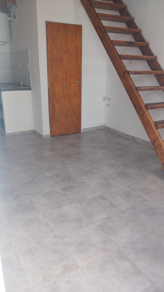 DEPARTAMENTO EN PRIMER PISO POR ESCALERA, TIPO LOFT. ALQUILER. A UNA CUADRA DE LA AVENIDA