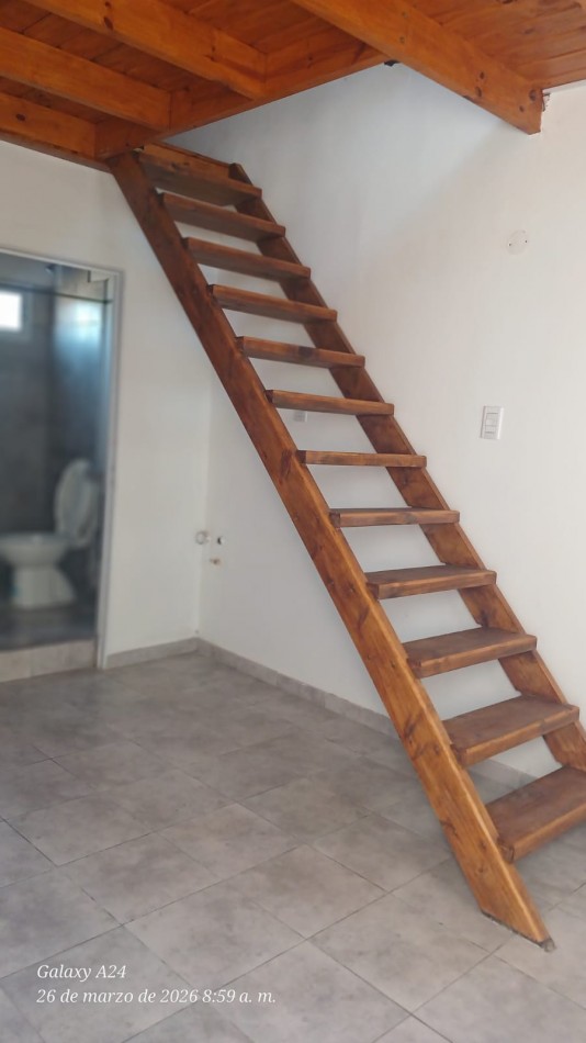 DEPARTAMENTO EN PRIMER PISO POR ESCALERA, TIPO LOFT. ALQUILER. A UNA CUADRA DE LA AVENIDA
