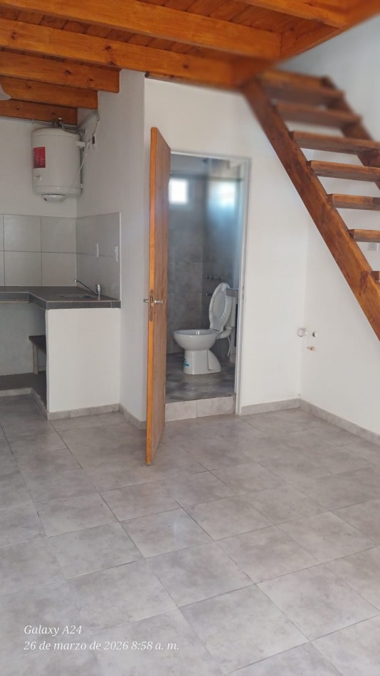 DEPARTAMENTO EN PRIMER PISO POR ESCALERA, TIPO LOFT. ALQUILER. A UNA CUADRA DE LA AVENIDA