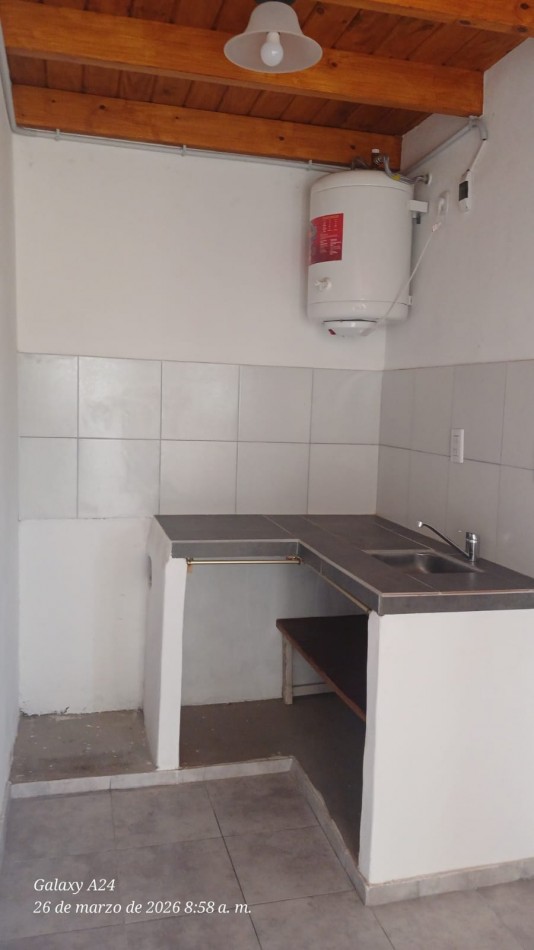 DEPARTAMENTO EN PRIMER PISO POR ESCALERA, TIPO LOFT. ALQUILER. A UNA CUADRA DE LA AVENIDA