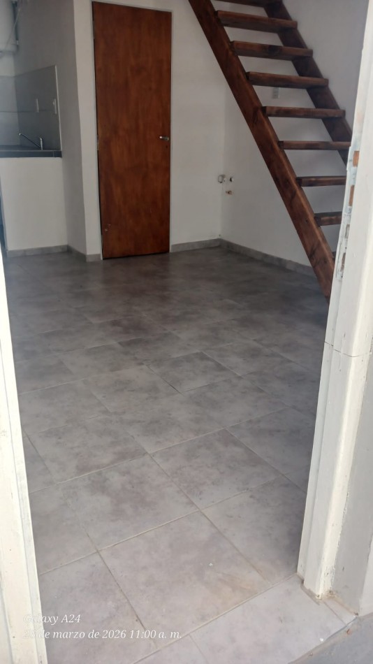 DEPARTAMENTO EN PRIMER PISO POR ESCALERA, TIPO LOFT. ALQUILER. A UNA CUADRA DE LA AVENIDA