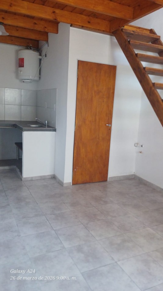DEPARTAMENTO EN PRIMER PISO POR ESCALERA, TIPO LOFT. ALQUILER. A UNA CUADRA DE LA AVENIDA