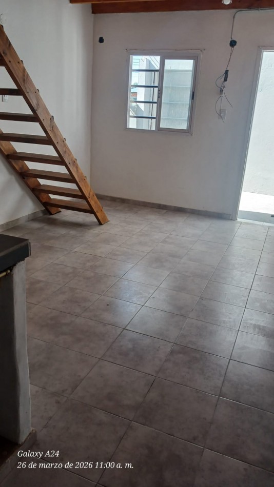 DEPARTAMENTO EN PRIMER PISO POR ESCALERA, TIPO LOFT. ALQUILER. A UNA CUADRA DE LA AVENIDA