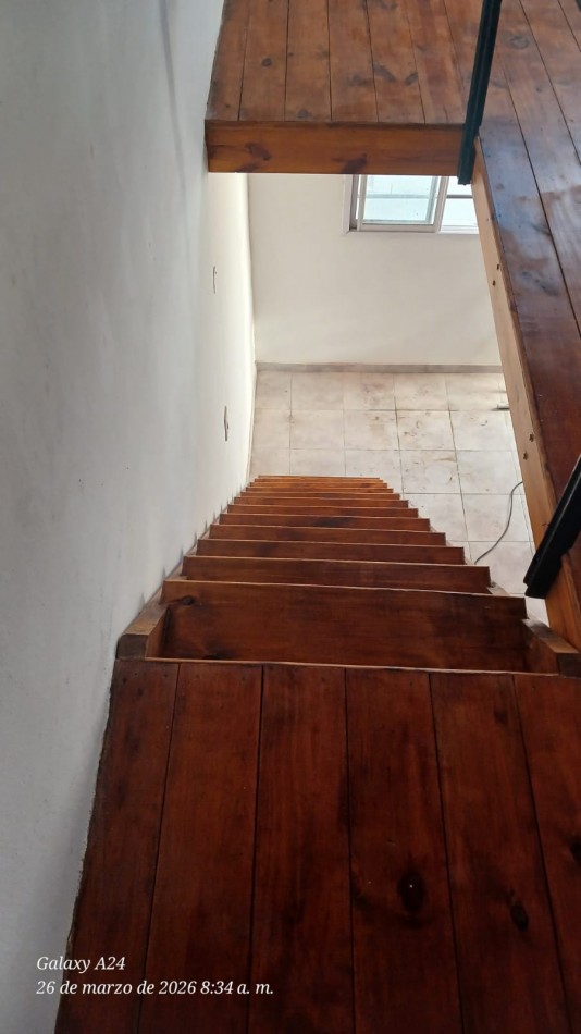 DEPARTAMENTO EN PRIMER PISO POR ESCALERA, TIPO LOFT. ALQUILER. A UNA CUADRA DE LA AVENIDA