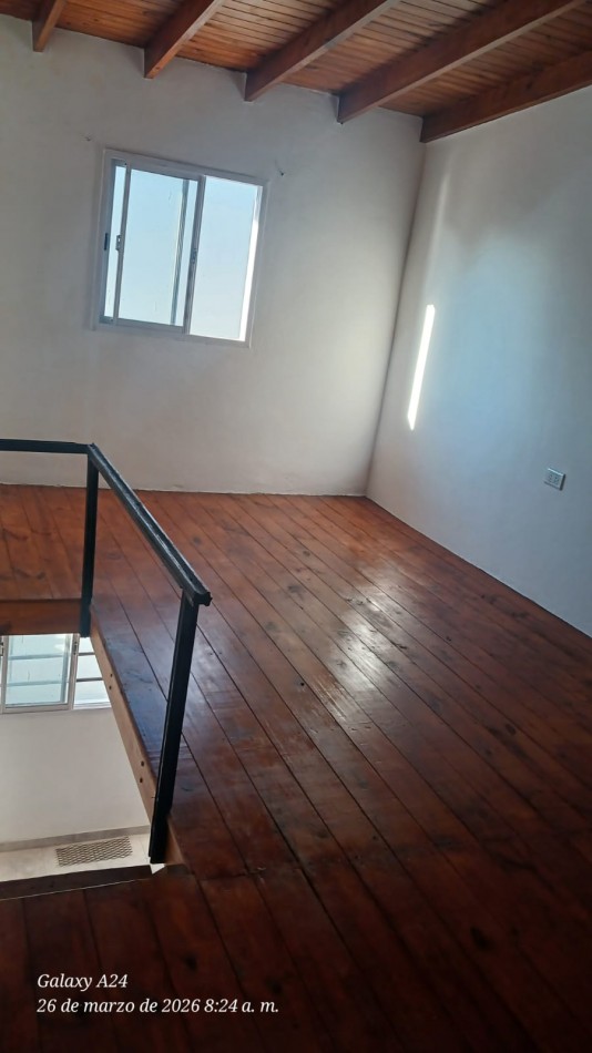 DEPARTAMENTO EN PRIMER PISO POR ESCALERA, TIPO LOFT. ALQUILER. A UNA CUADRA DE LA AVENIDA