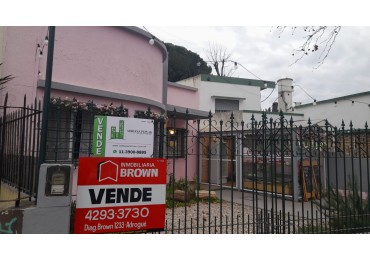 CASA EN VENTA EN ADROGUE, SOBRE AV. ESPORA