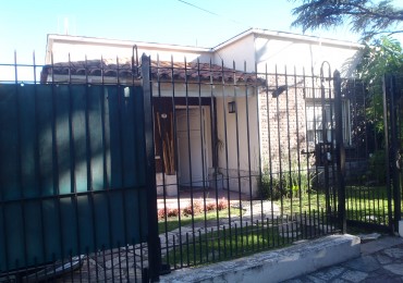 CASA EN VENTA EN ADROGUE, A MTS. DE AV. ESPORA - 3 DORMITORIOS