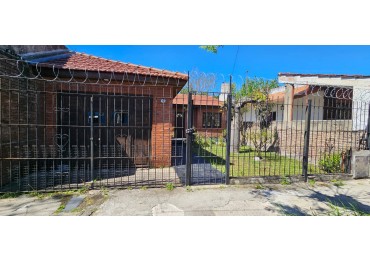 CHALET EN LANUS ESTE, 3 DORMITORIOS Y UN MONOAMBIENTE. APTO PARA 2 FAMILIAS