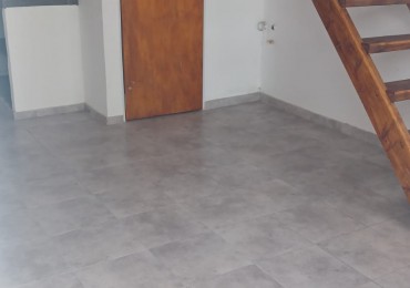 DEPARTAMENTO EN PRIMER PISO POR ESCALERA, TIPO LOFT. ALQUILER. A UNA CUADRA DE LA AVENIDA